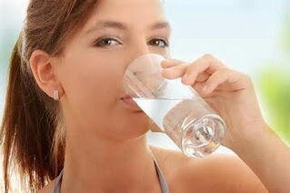 Wasser trinken bei einer faulen Diät